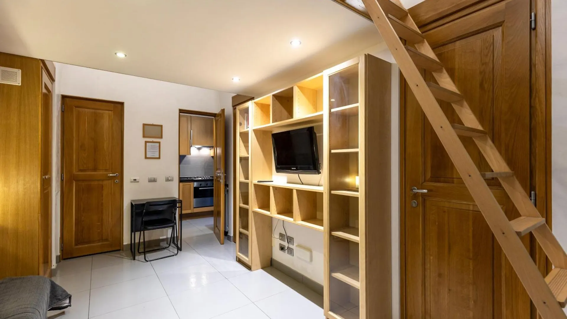 Monti House - City Centerの連絡先